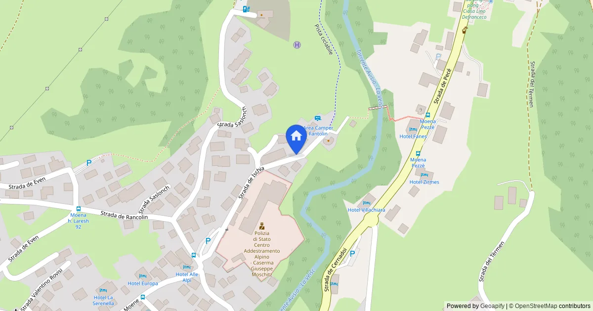 Ex bar con area ludico-sportiva in abbandono a Moena