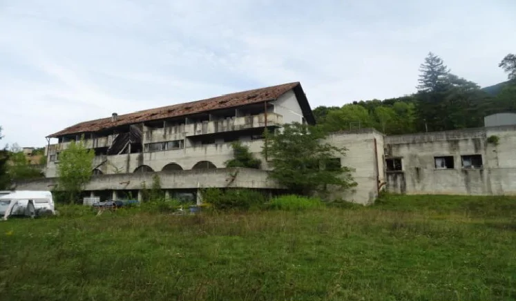 Ex Hotel Sporting con area pertinenziale a Ton