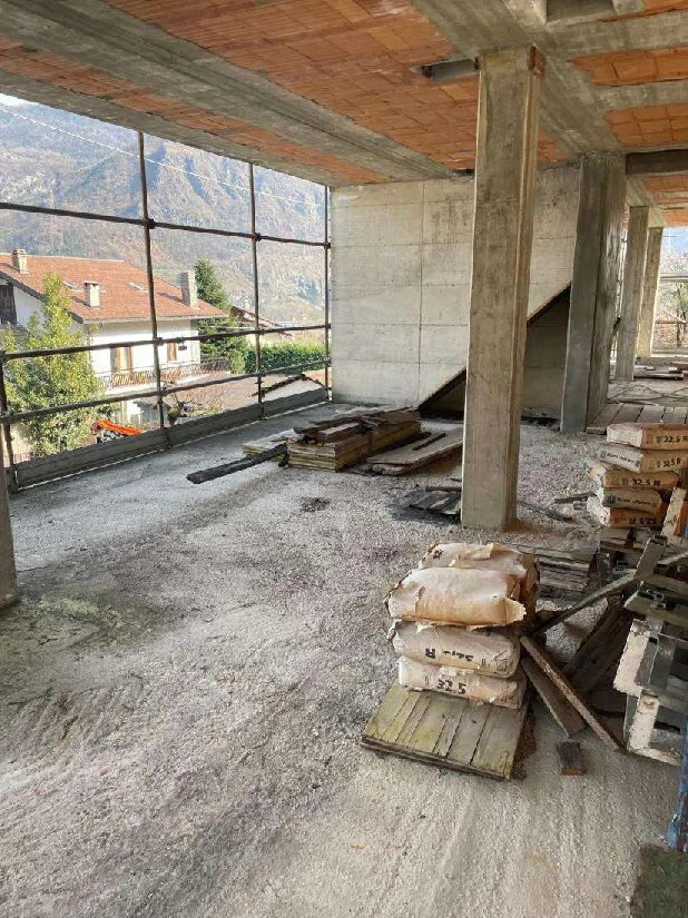 Fabbricato in costruzione su terreno di 980 mq a Champdepraz