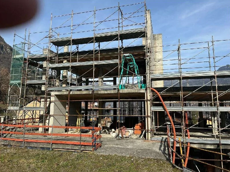Fabbricato in costruzione su terreno di 980 mq a Champdepraz