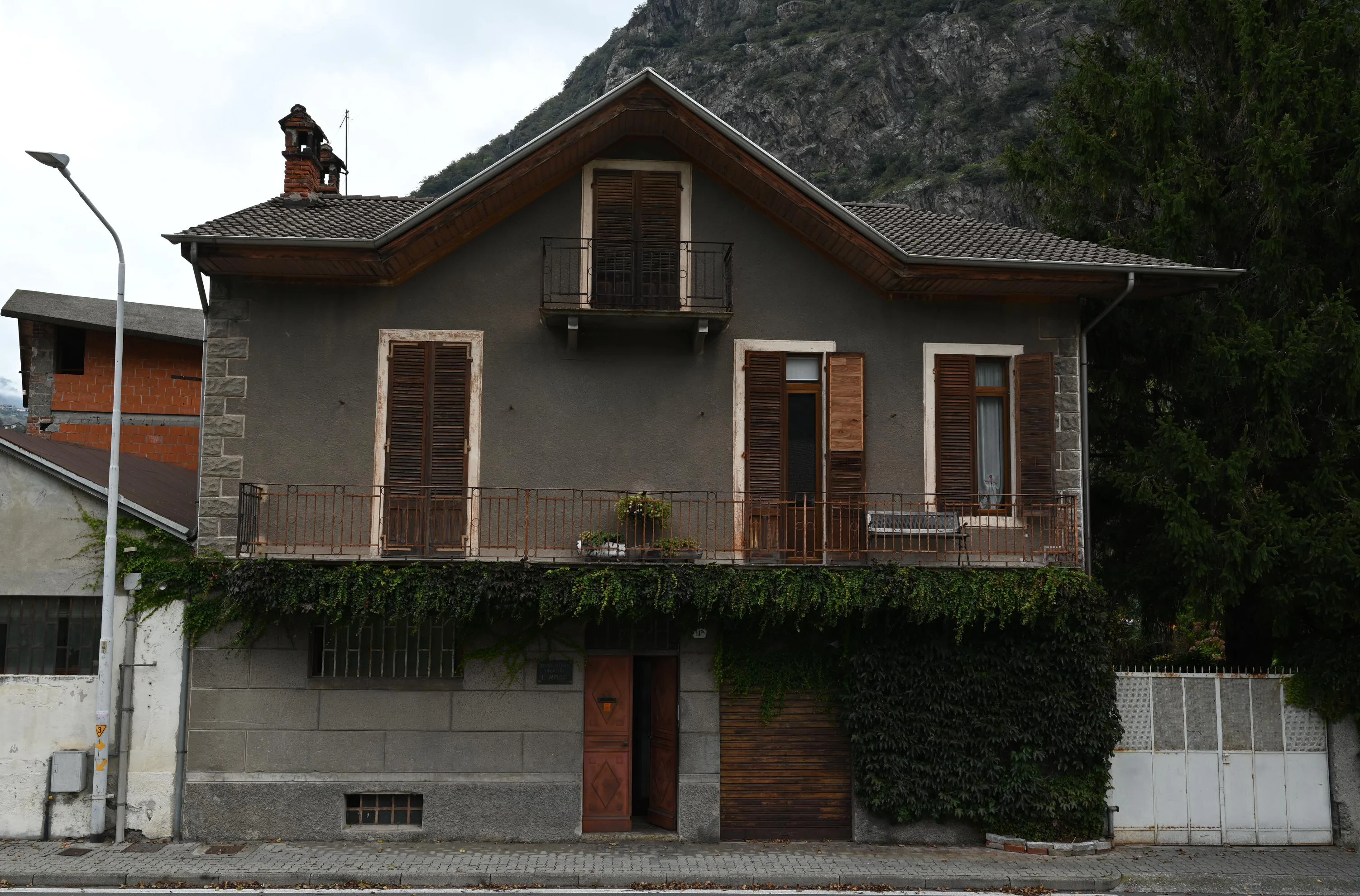 Appartamento, deposito artigianale e terreni residenziali a Verrès