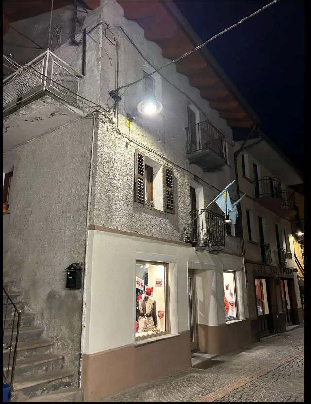 Appartamento a Verrès, Via Duca d'Aosta 17, con cantina