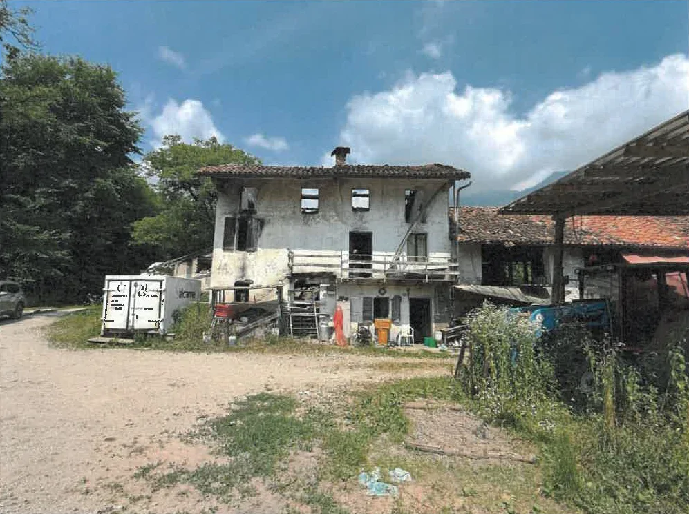 Ex abitazione collabente e stalla fatiscente con terreni agricoli a Feltre