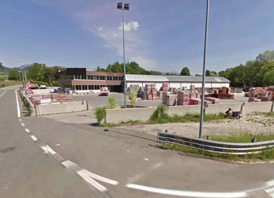 Stabilimento artigianale-commerciale con uffici e terreni in Refrontolo