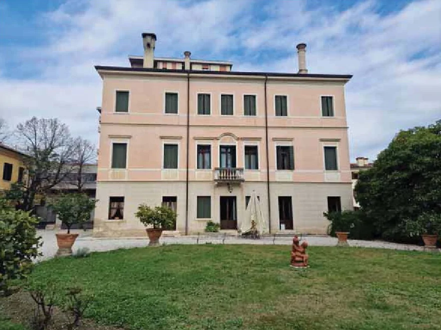 Compendio immobiliare storico con villa, abitazioni, azienda vinicola e depositi