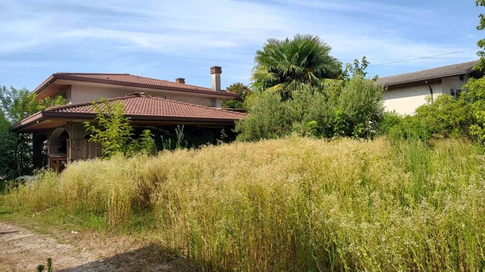 Compendio agricolo-residenziale con casa al grezzo, garage, magazzini e vigneto