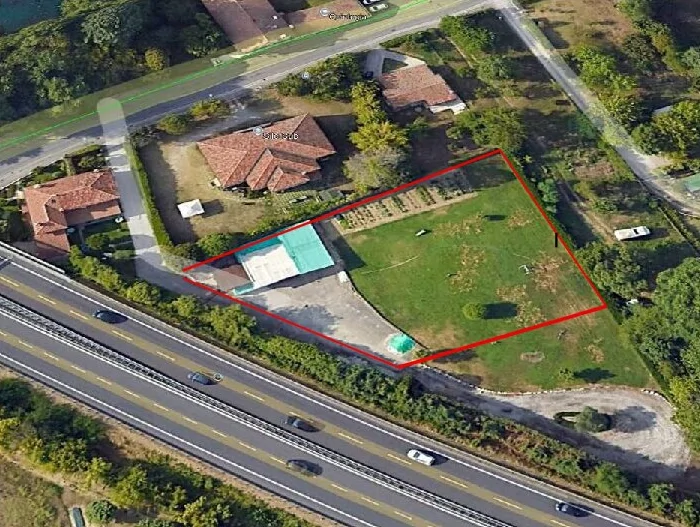 Compendio immobiliare in Treviso: magazzino, ufficio, autorimesse e area scoperta