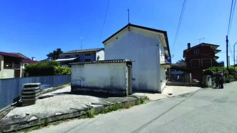 Abitazione abusiva non sanabile con pertinenze e terreno