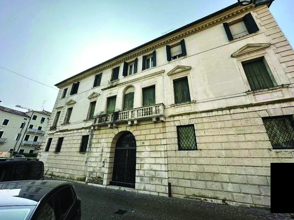 Appartamento e posto auto in palazzo storico a Treviso