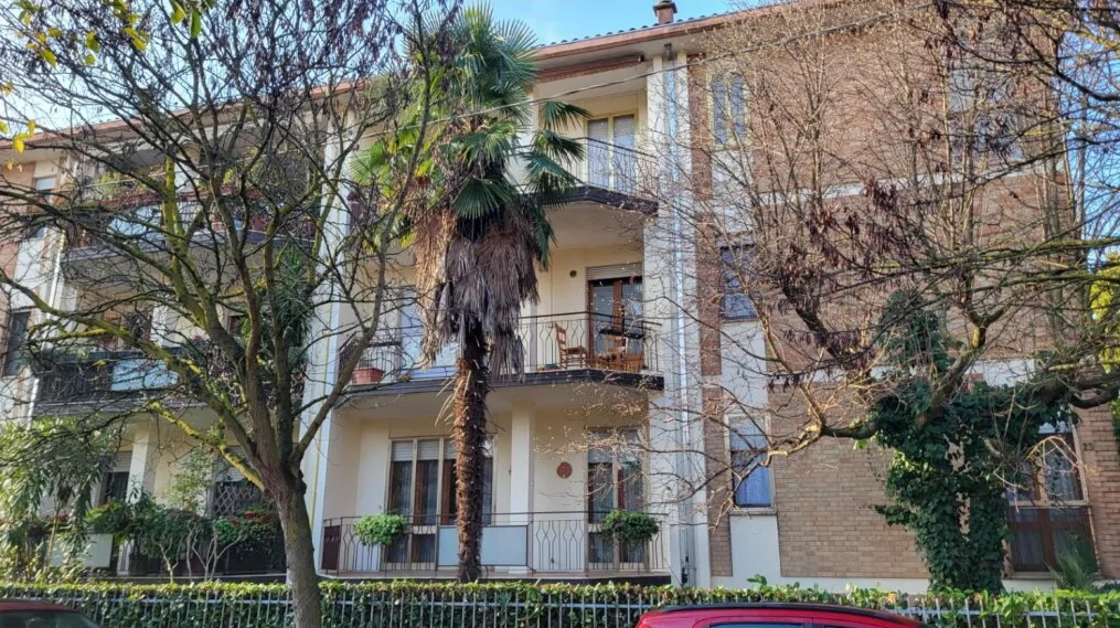 Appartamento con garage, magazzino e soffitta in palazzina