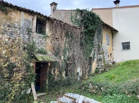 Complesso residenziale con abitazione, ex fabbricato rurale e terreni