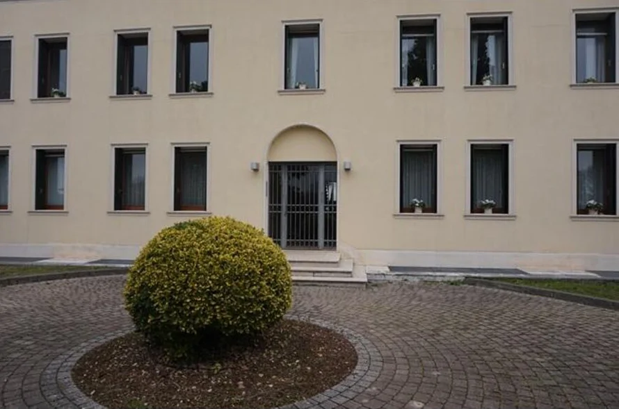 Abitazione su due livelli con garage e posti auto a Vicenza