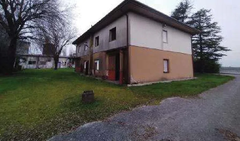 Compendio agricolo con abitazioni, stalle, serre e terreni