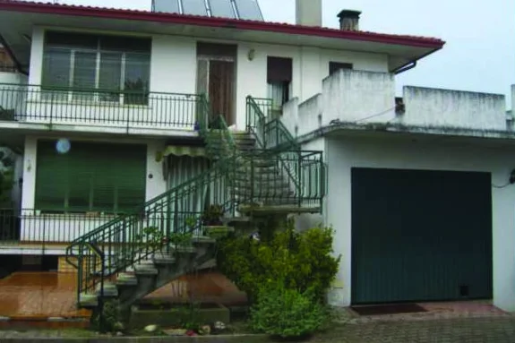 Porzione bifamiliare con due appartamenti e magazzino