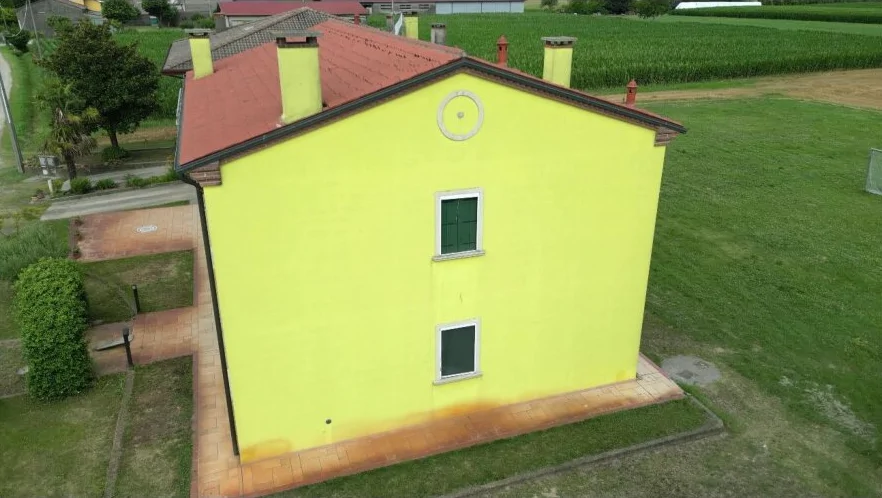 Abitazione bifamiliare su due piani con portico chiuso a Sossano