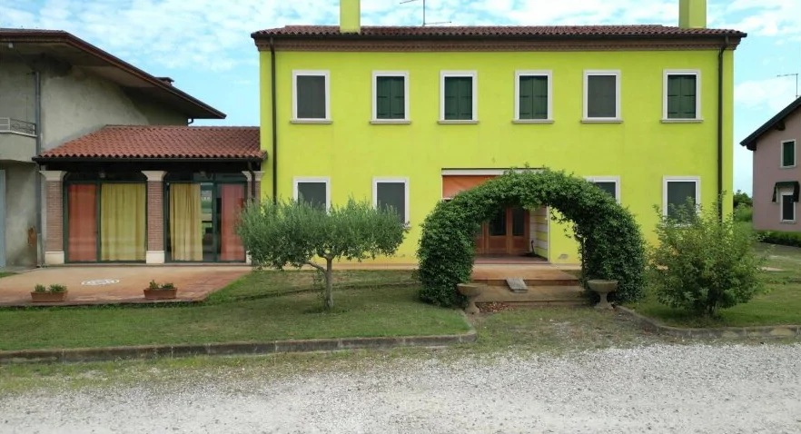 Abitazione bifamiliare su due piani con portico chiuso a Sossano