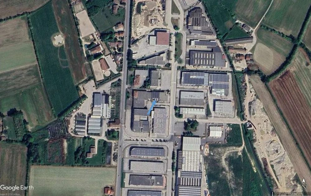 Porzione centrale di edificio artigianale su due piani con area esterna
