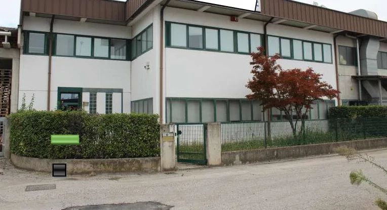 Porzione centrale di edificio artigianale su due piani con area esterna
