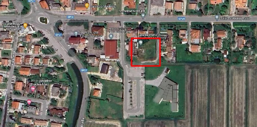 Porzione di magazzino in stato di abbandono e area pertinenziale