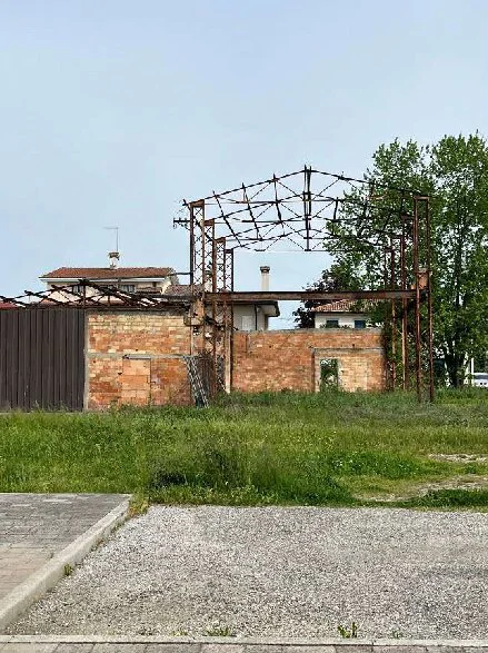 Porzione di magazzino in stato di abbandono e area pertinenziale