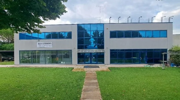 Capannone industriale con pertinenze a Costermano