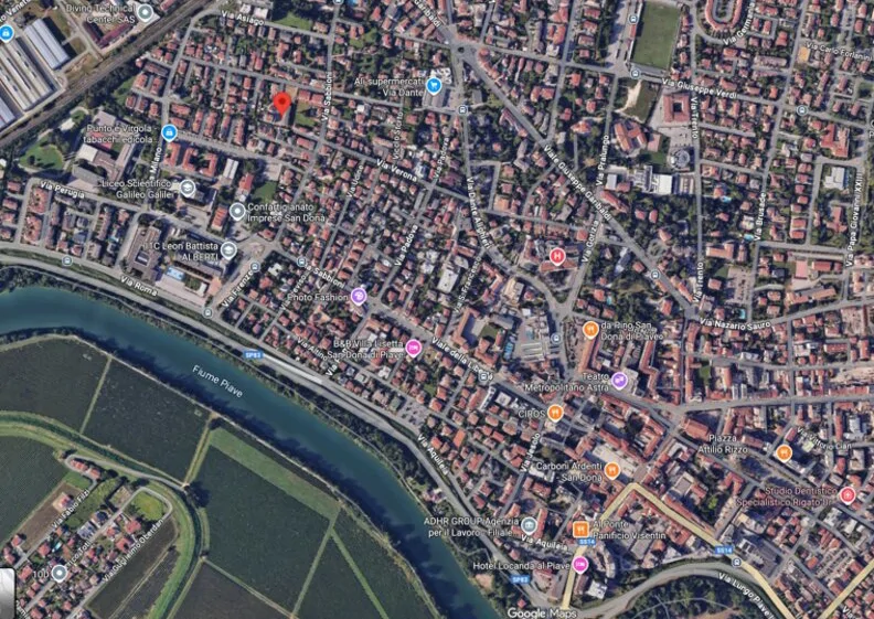 Porzione di testa di fabbricato a schiera con garage e scoperto
