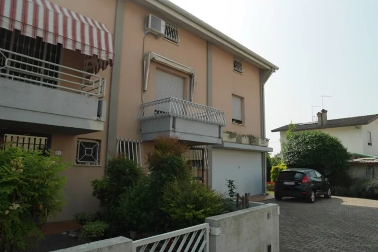 Porzione di testa di fabbricato a schiera con garage e scoperto