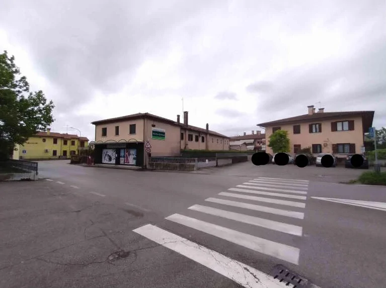 Fabbricato commerciale e abitativo con capannone e area scoperta