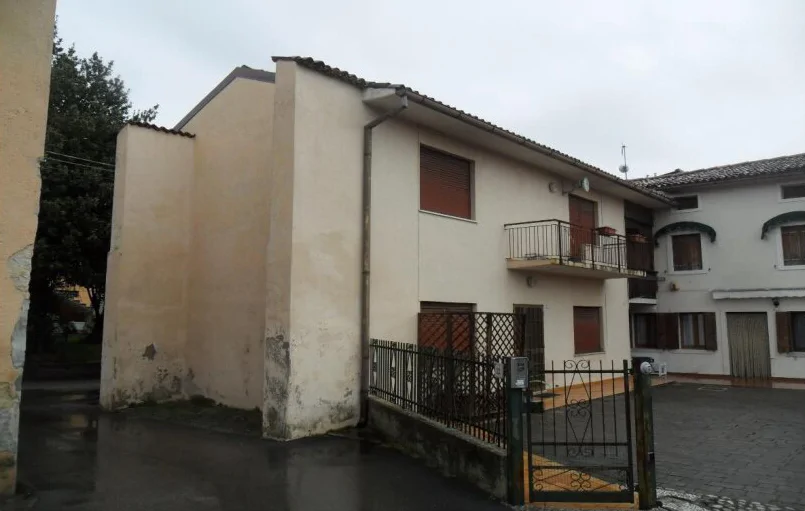 Porzione bifamiliare su due piani con area esterna