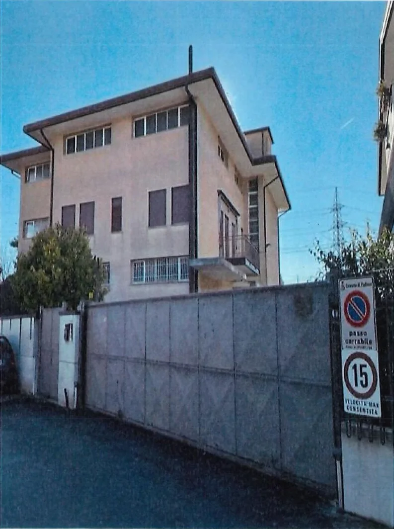 Magazzino su più piani e appartamento con cortile esclusivo a Padova