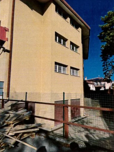 Magazzino su più piani e appartamento con cortile esclusivo a Padova