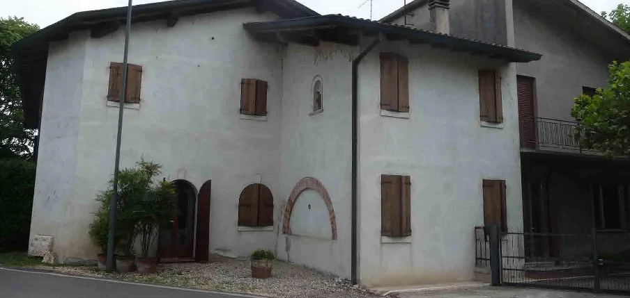 Compendio immobiliare con due abitazioni, garage, magazzino e parco a Concamarise