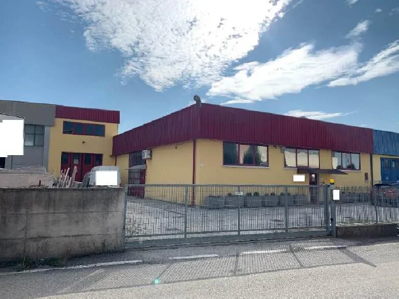 Capannone artigianale con magazzino e scoperto esclusivo