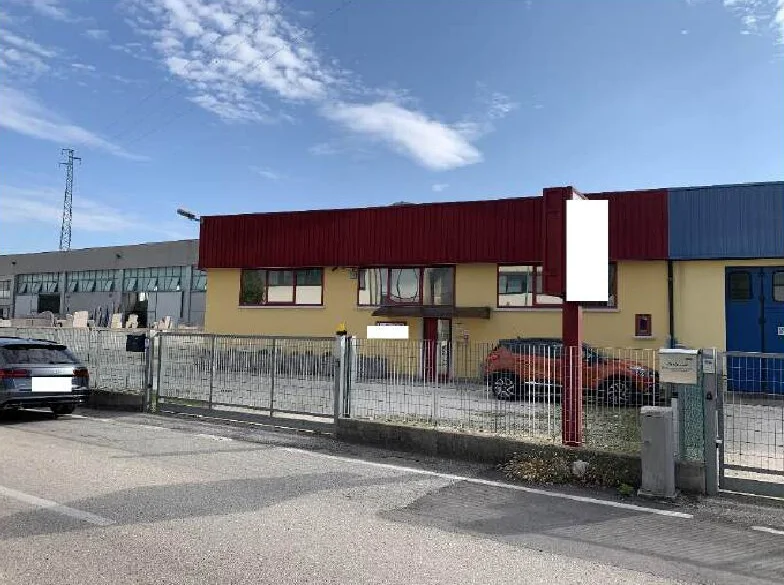 Capannone artigianale con magazzino e scoperto esclusivo