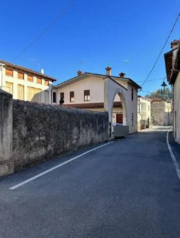 Compendio con negozio, laboratorio, appartamento e unità al grezzo