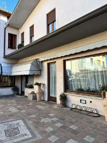 Compendio con negozio, laboratorio, appartamento e unità al grezzo