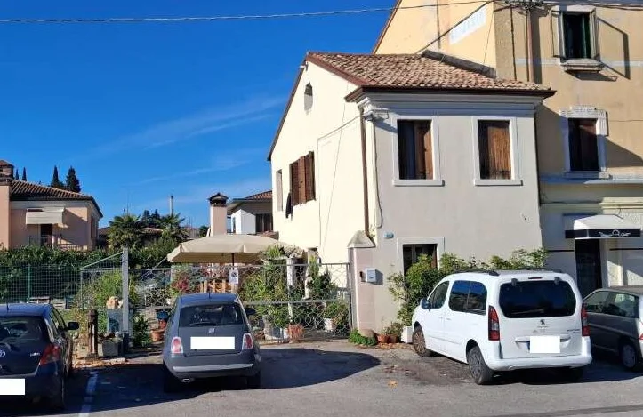 Abitazione unifamiliare a schiera con corte e posti auto