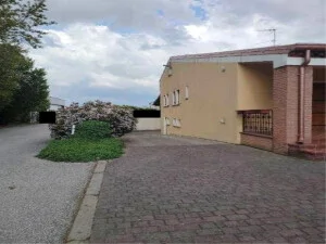 Complesso agricolo con abitazione, capannoni e terreno