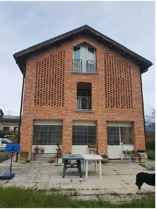 Casa di abitazione ristrutturata con depositi e terreno agricolo a Salce