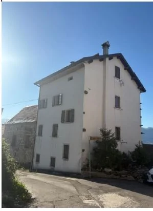 Complesso immobiliare residenziale e depositi in Alpago, frazione Torresan