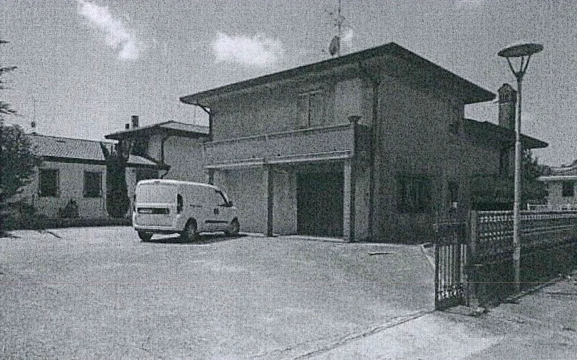 Villino con due garage e cortile ad Agna (PD)