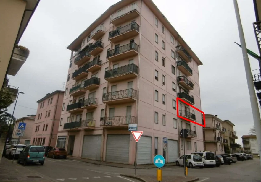 Appartamento tricamere al secondo piano con terrazza e loggia