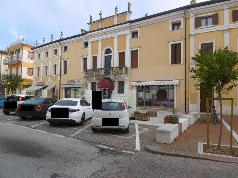 Negozio bar/gelateria con magazzino in Palazzo Cabrini a Cerea