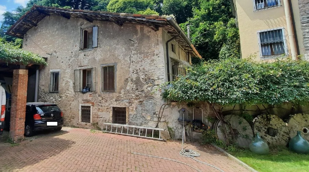 Edificio residenziale con tre unità abitative e corte a Valdagno