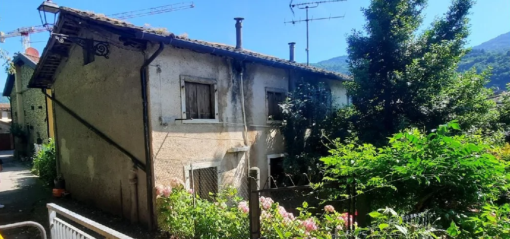 Edificio residenziale con tre unità abitative e corte a Valdagno