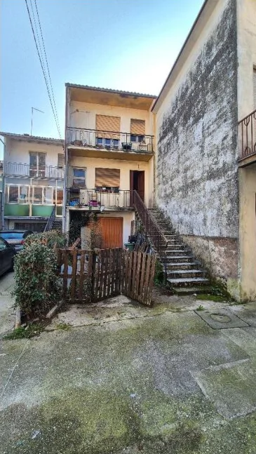 Abitazione a schiera con magazzino al piano terra a Sandrigo