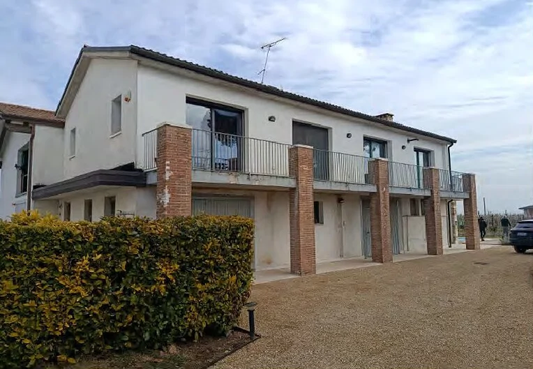 Abitazione unifamiliare con garage, depositi e area scoperta a Vidor