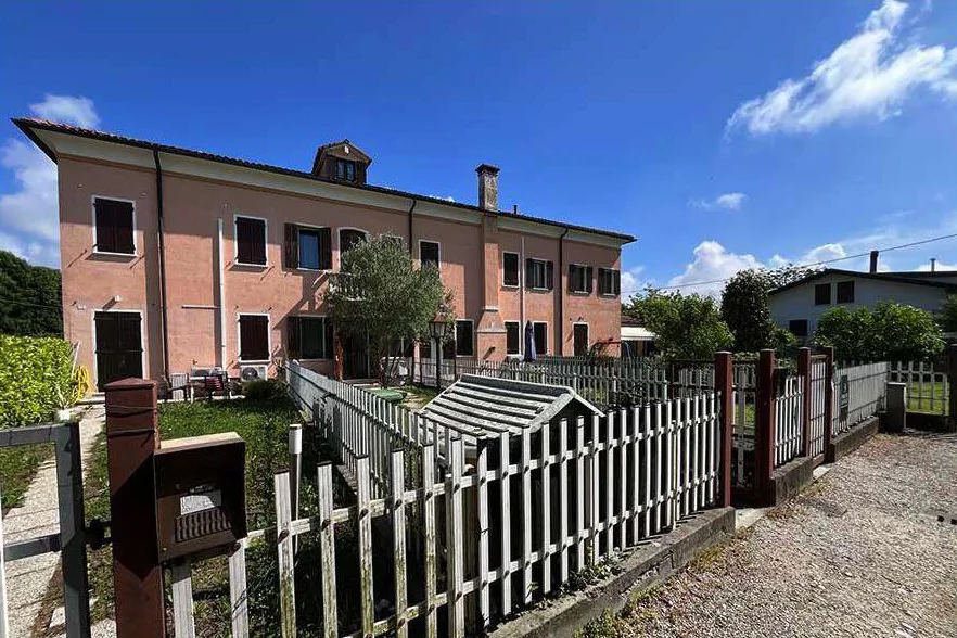Quota 1/2 di casa a schiera con garage a Mira